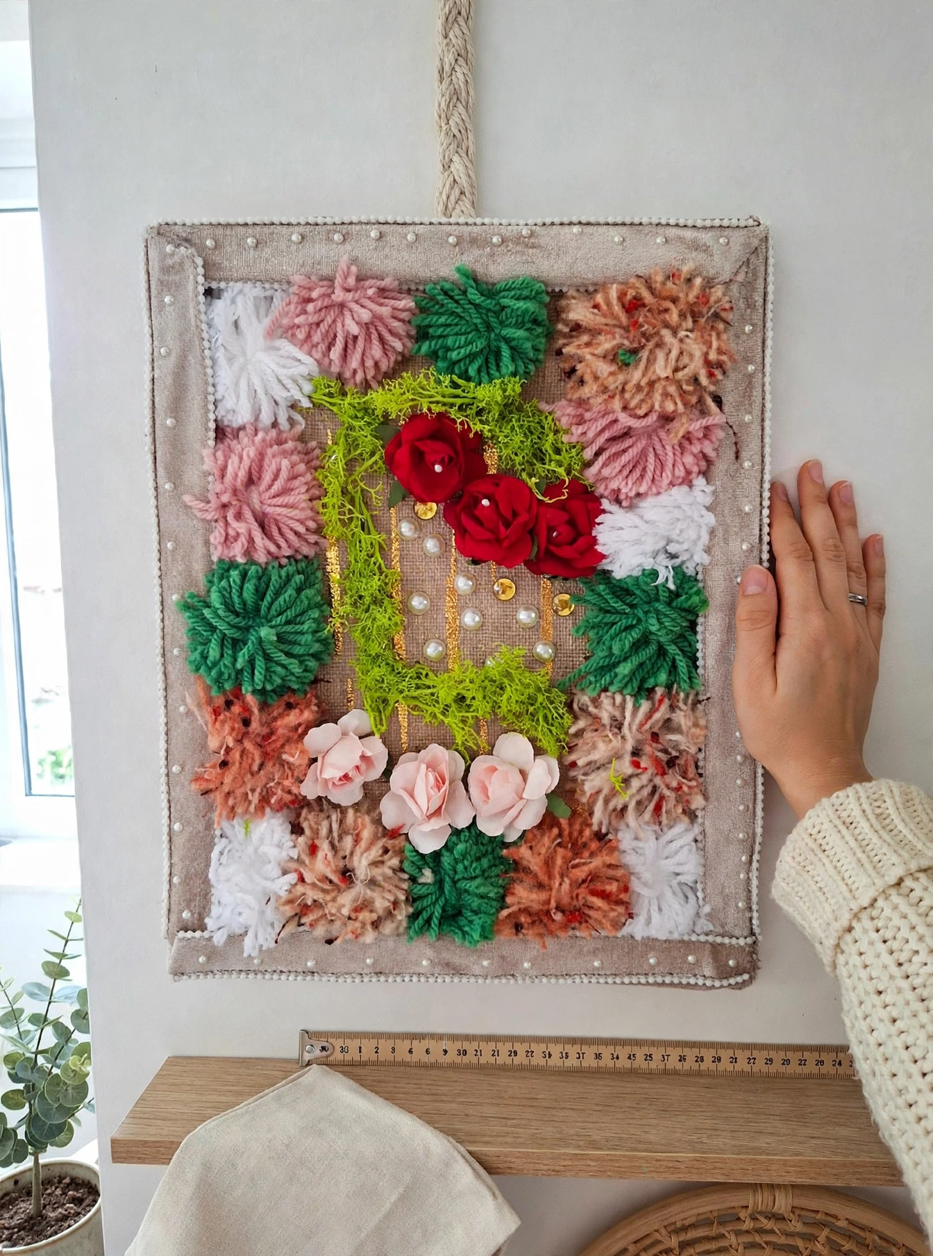 Handmade Textile Wall Art 30x40 cm - Pom-Poms, Roses, Pearls & Moss - Boho Nursery Decor - Afbeelding 2
